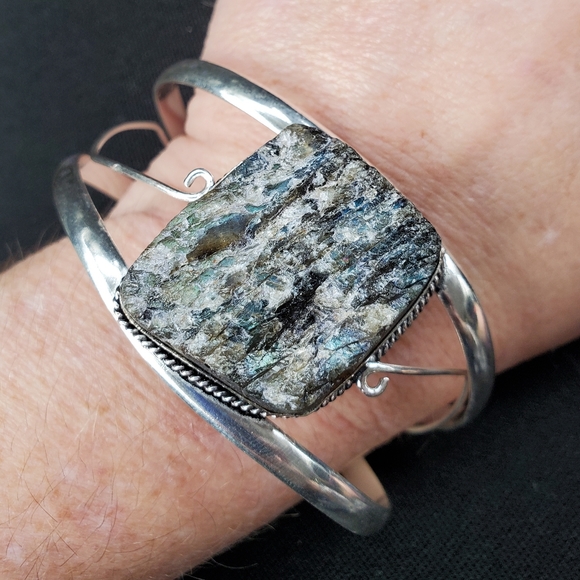 New Spectrolite (Labradorite) Feldspar Rough 925 Silver Cuff Bracelet. - Picture 7 of 14
